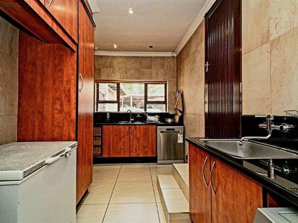 5 Bedroom Property for Sale in Glenvista Gauteng