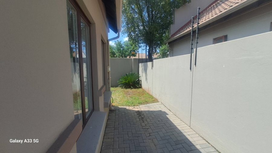 To Let 2 Bedroom Property for Rent in Barbeque Downs Gauteng