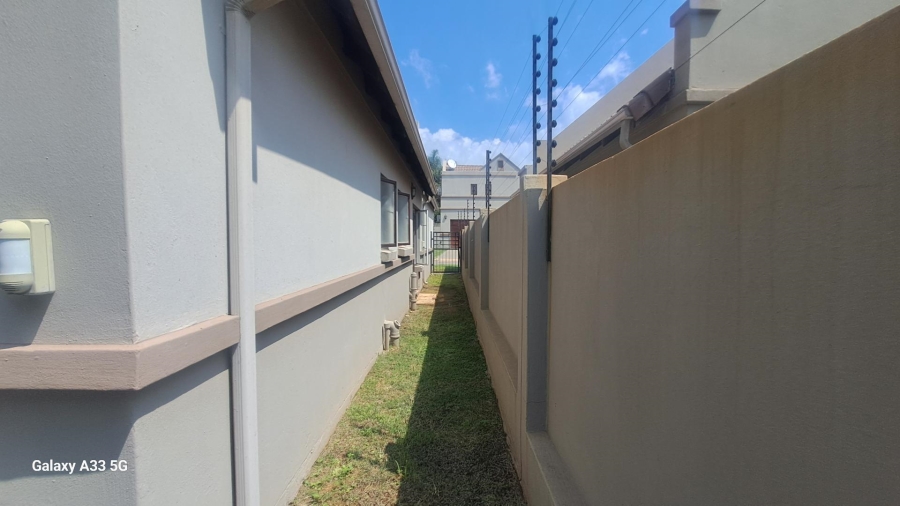 To Let 2 Bedroom Property for Rent in Barbeque Downs Gauteng