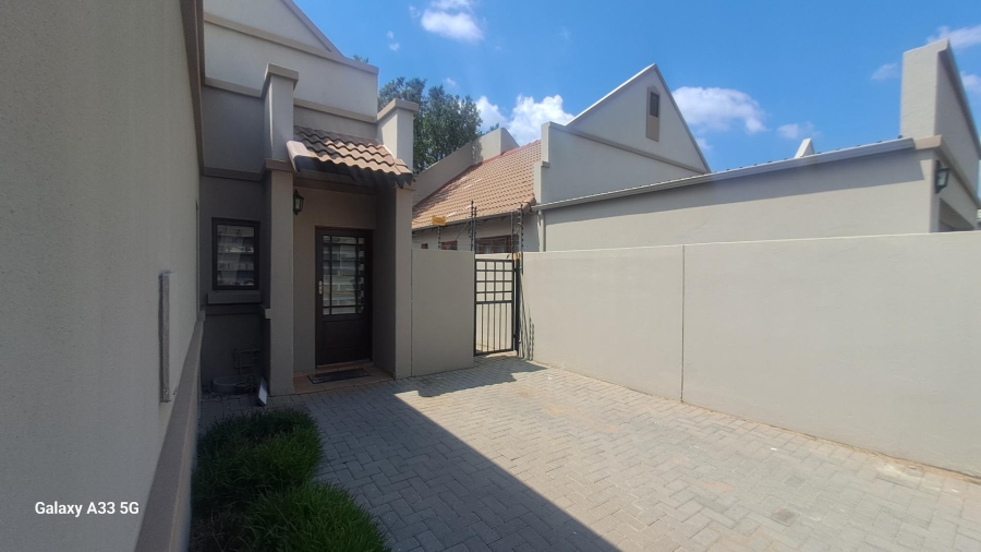 To Let 2 Bedroom Property for Rent in Barbeque Downs Gauteng