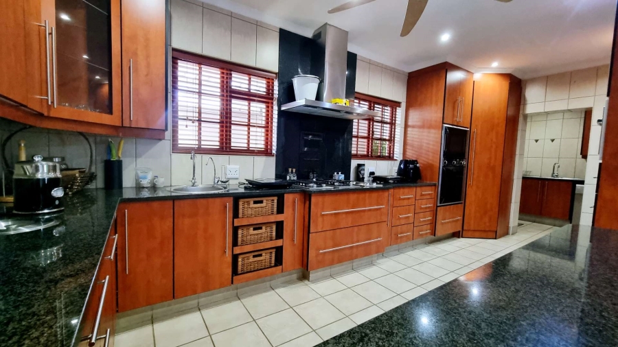 7 Bedroom Property for Sale in Sinoville Gauteng