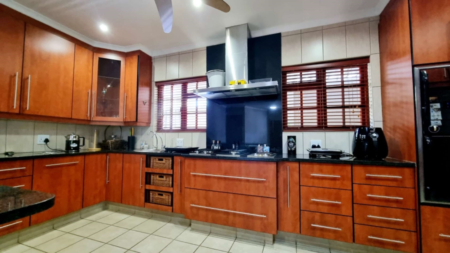 7 Bedroom Property for Sale in Sinoville Gauteng