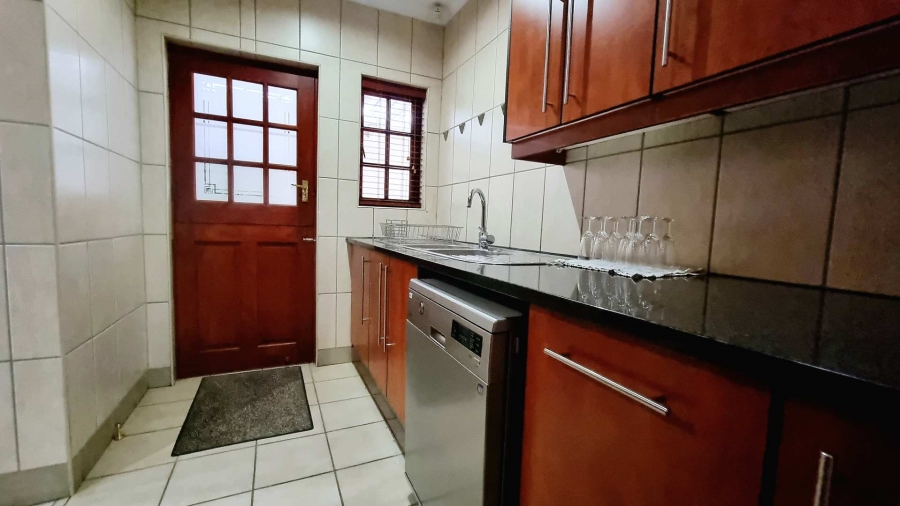 7 Bedroom Property for Sale in Sinoville Gauteng