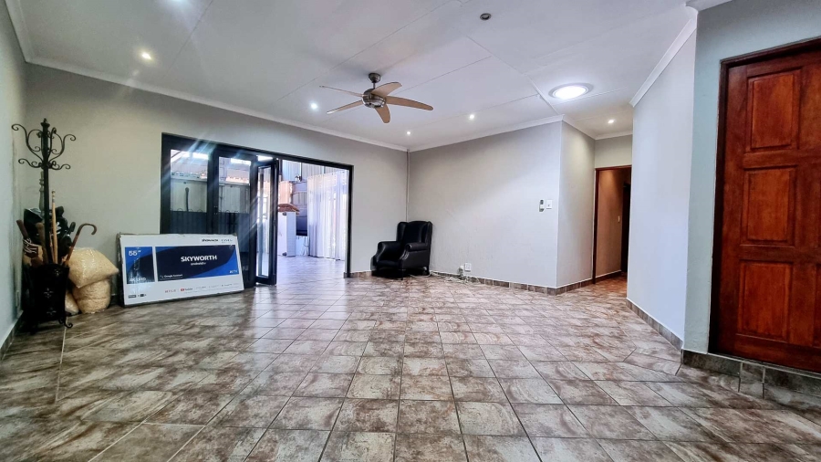 7 Bedroom Property for Sale in Sinoville Gauteng