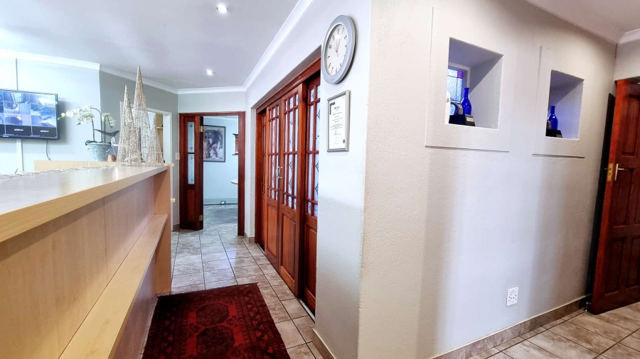 7 Bedroom Property for Sale in Sinoville Gauteng