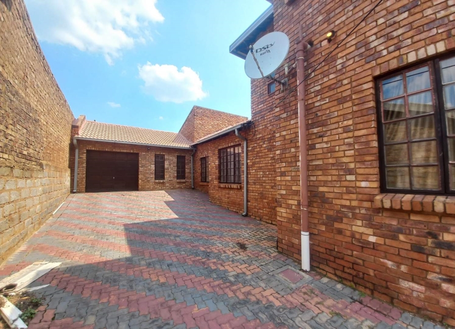 6 Bedroom Property for Sale in Atteridgeville Gauteng