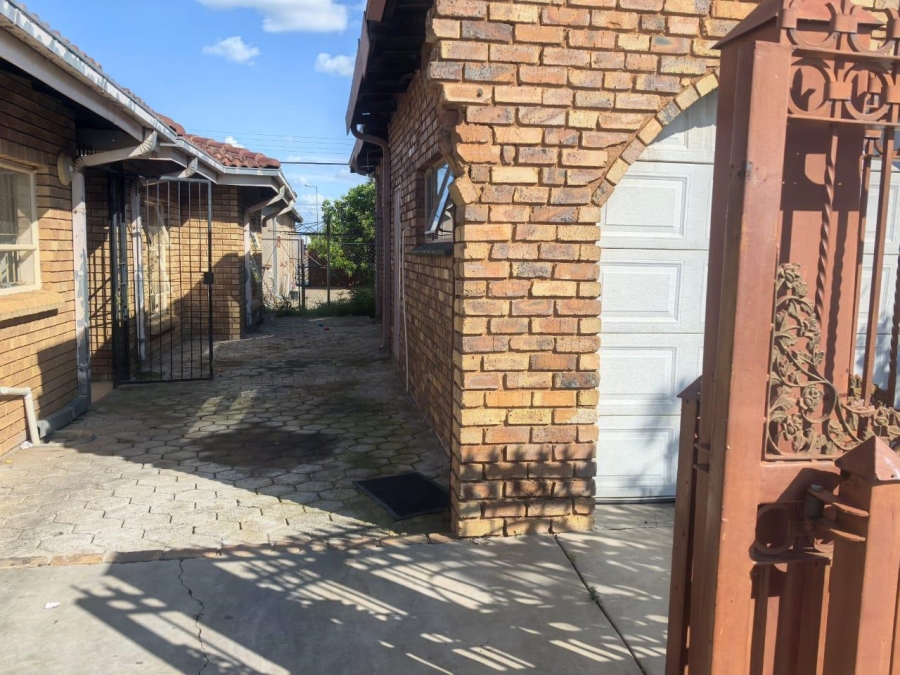 To Let 4 Bedroom Property for Rent in Soshanguve K Gauteng