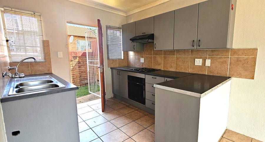 2 Bedroom Property for Sale in Honeydew Ridge Gauteng