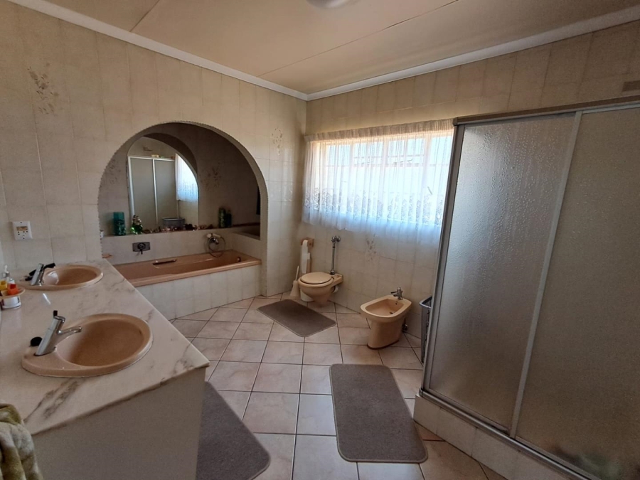 5 Bedroom Property for Sale in Brackenhurst Gauteng