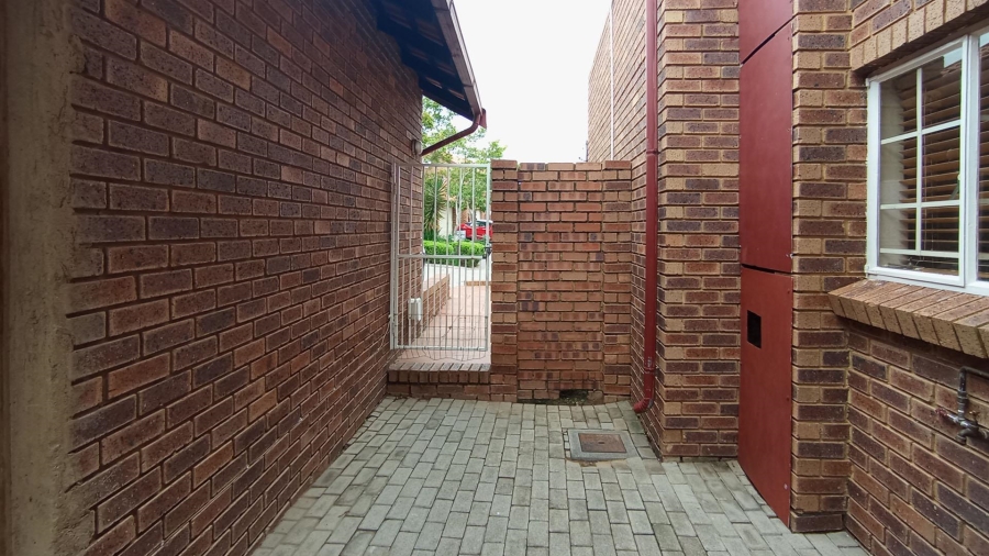 2 Bedroom Property for Sale in The Reeds Gauteng