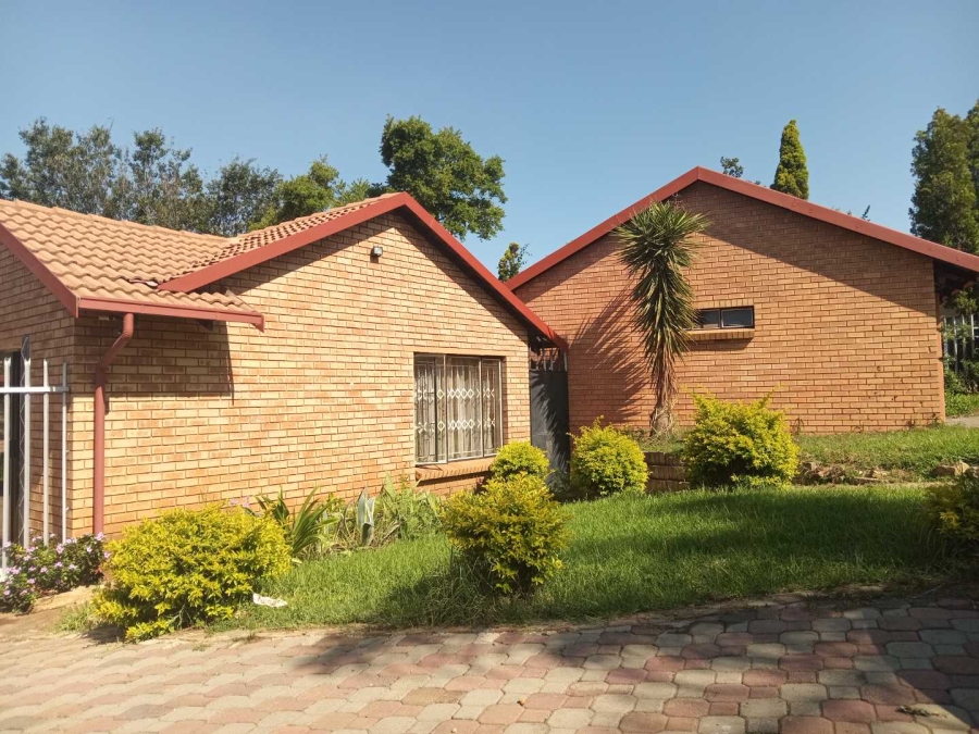 To Let 3 Bedroom Property for Rent in Country View Gauteng