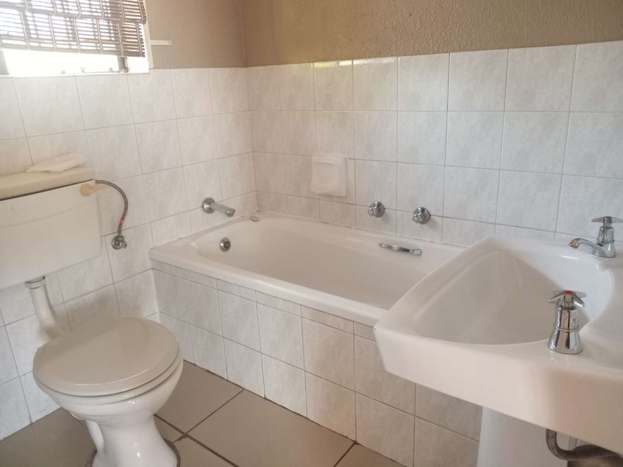 To Let 3 Bedroom Property for Rent in Country View Gauteng