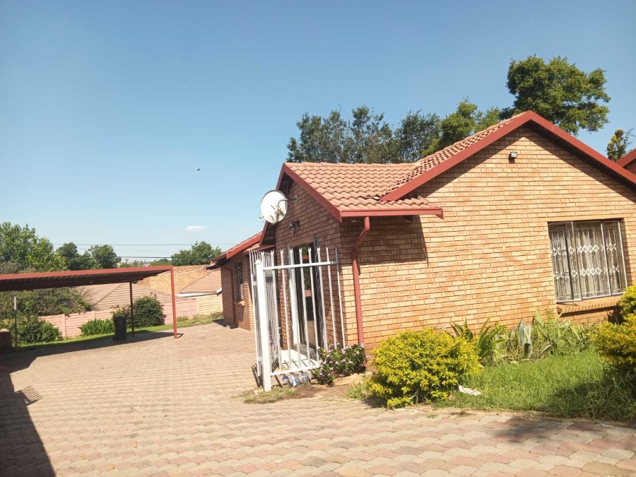 To Let 3 Bedroom Property for Rent in Country View Gauteng