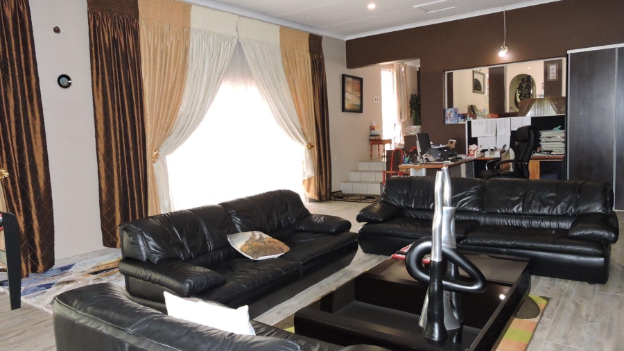 4 Bedroom Property for Sale in Faerie Glen Gauteng