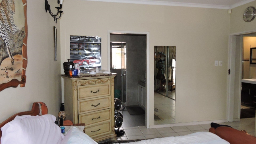 4 Bedroom Property for Sale in Faerie Glen Gauteng