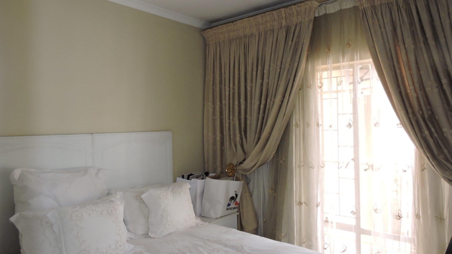 4 Bedroom Property for Sale in Faerie Glen Gauteng