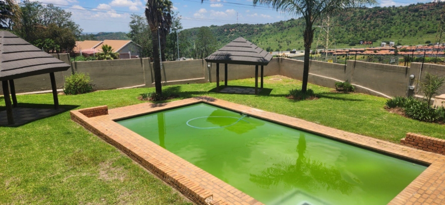 2 Bedroom Property for Sale in Linmeyer Gauteng