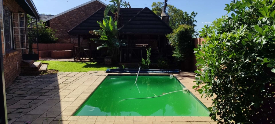 6 Bedroom Property for Sale in Erasmuskloof Gauteng