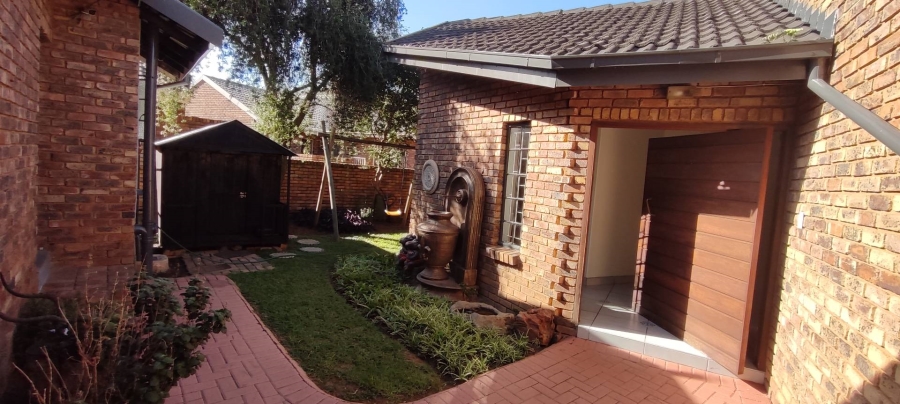 6 Bedroom Property for Sale in Erasmuskloof Gauteng