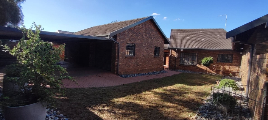 6 Bedroom Property for Sale in Erasmuskloof Gauteng