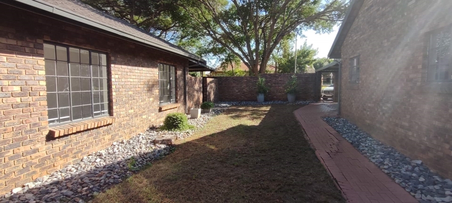 6 Bedroom Property for Sale in Erasmuskloof Gauteng