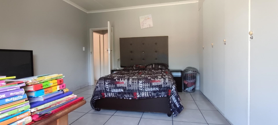 6 Bedroom Property for Sale in Erasmuskloof Gauteng