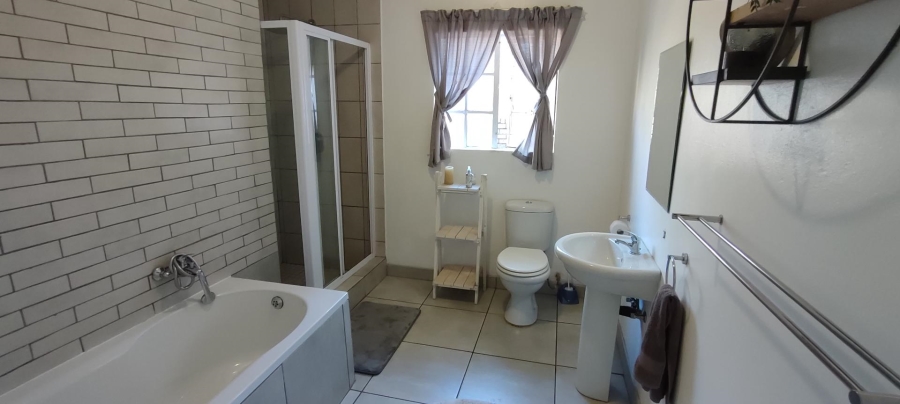 6 Bedroom Property for Sale in Erasmuskloof Gauteng