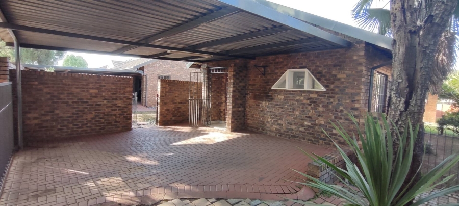 6 Bedroom Property for Sale in Erasmuskloof Gauteng