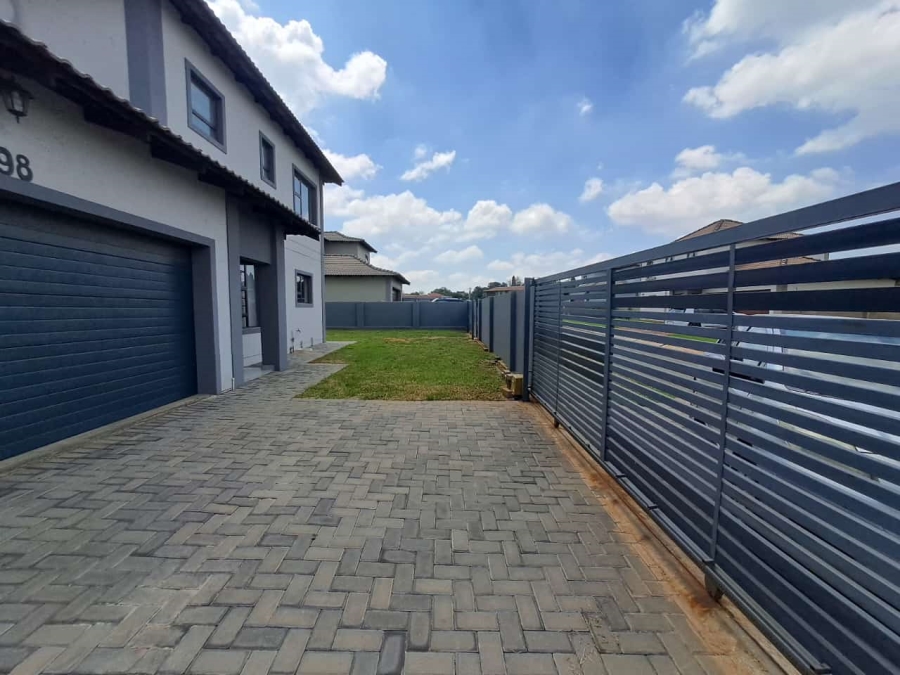 To Let 3 Bedroom Property for Rent in Halfway House Gauteng