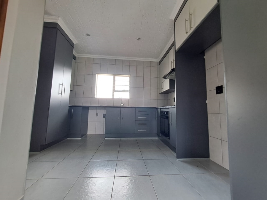 To Let 3 Bedroom Property for Rent in Halfway House Gauteng