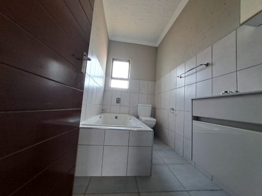 To Let 3 Bedroom Property for Rent in Halfway House Gauteng