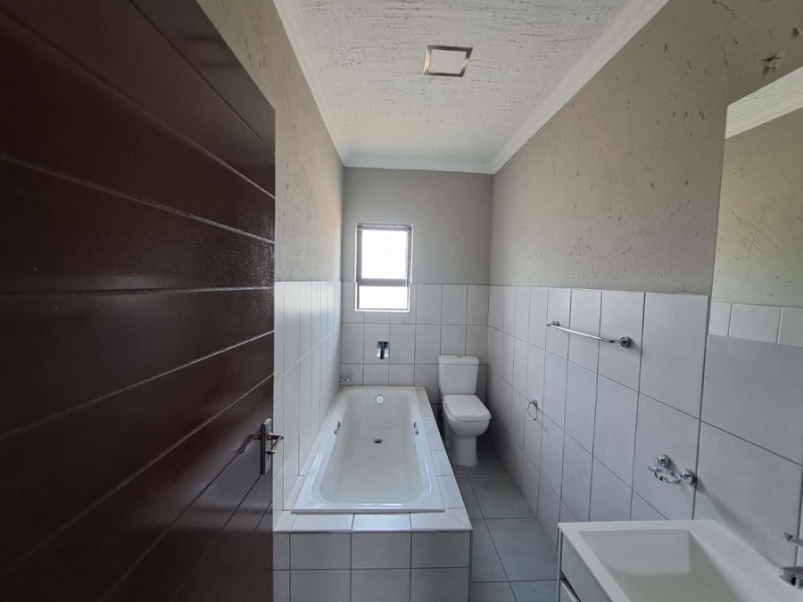 To Let 3 Bedroom Property for Rent in Halfway House Gauteng