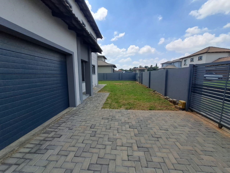 To Let 3 Bedroom Property for Rent in Halfway House Gauteng