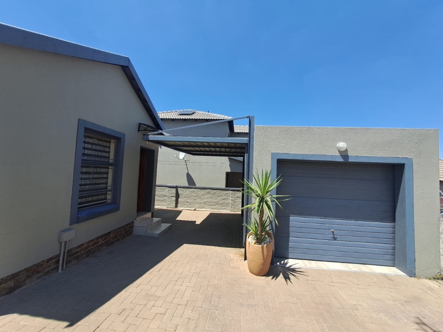 To Let 3 Bedroom Property for Rent in Kosmosdal Gauteng