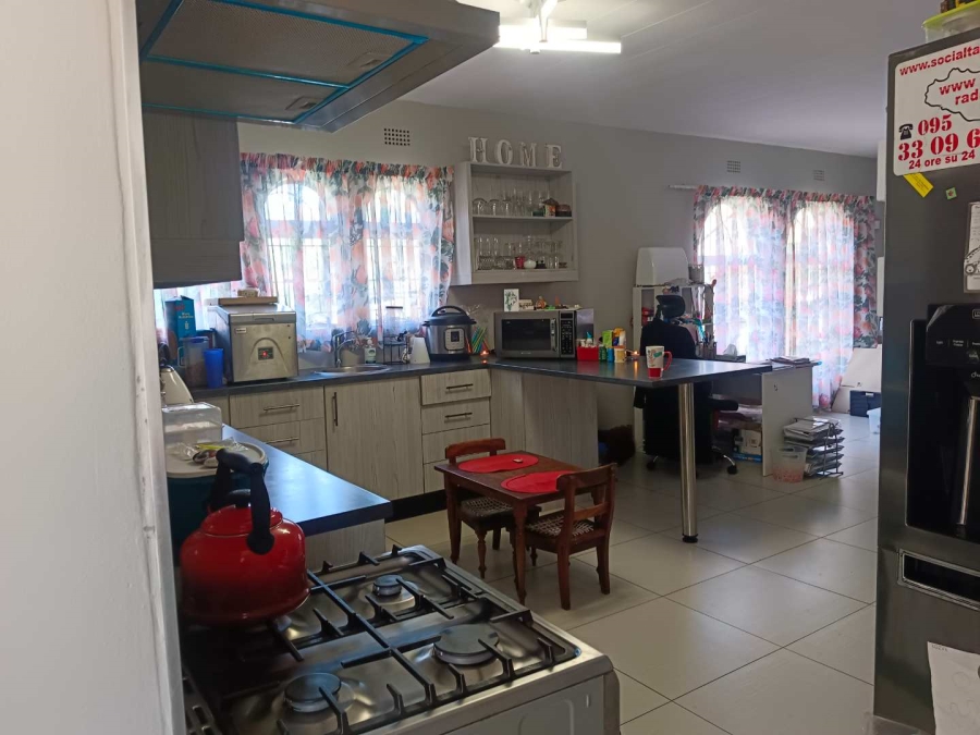 5 Bedroom Property for Sale in Alberante Gauteng