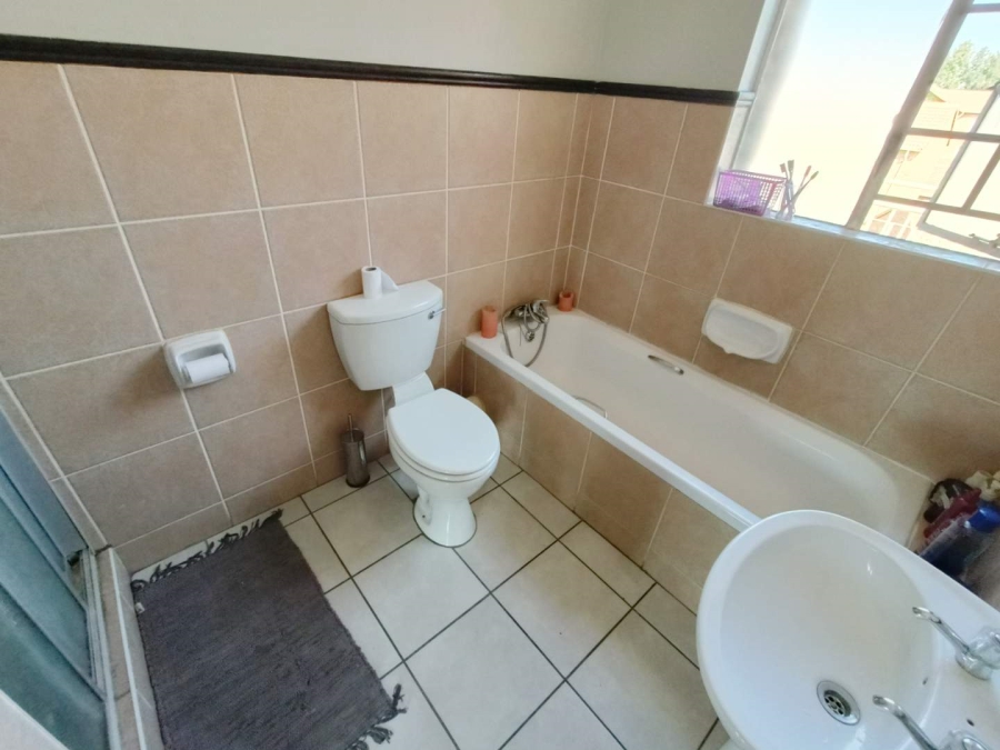 2 Bedroom Property for Sale in Die Hoewes Gauteng