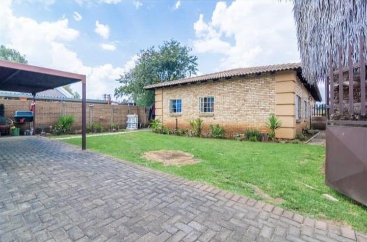 2 Bedroom Property for Sale in Robinpark Gauteng