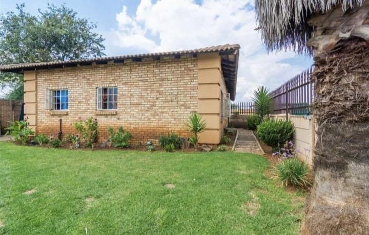 2 Bedroom Property for Sale in Robinpark Gauteng