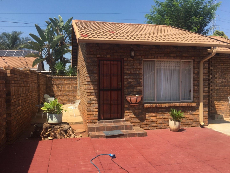 Commercial Property for Sale in Rooihuiskraal Ext 1 Gauteng