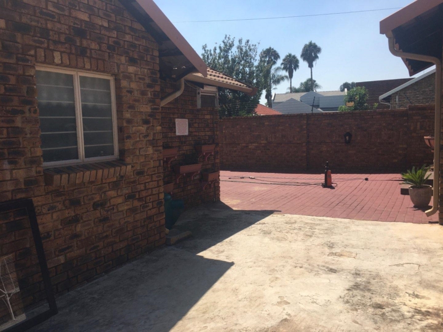 Commercial Property for Sale in Rooihuiskraal Ext 1 Gauteng