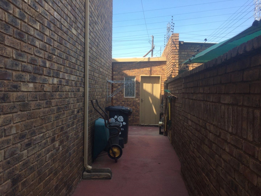 Commercial Property for Sale in Rooihuiskraal Ext 1 Gauteng