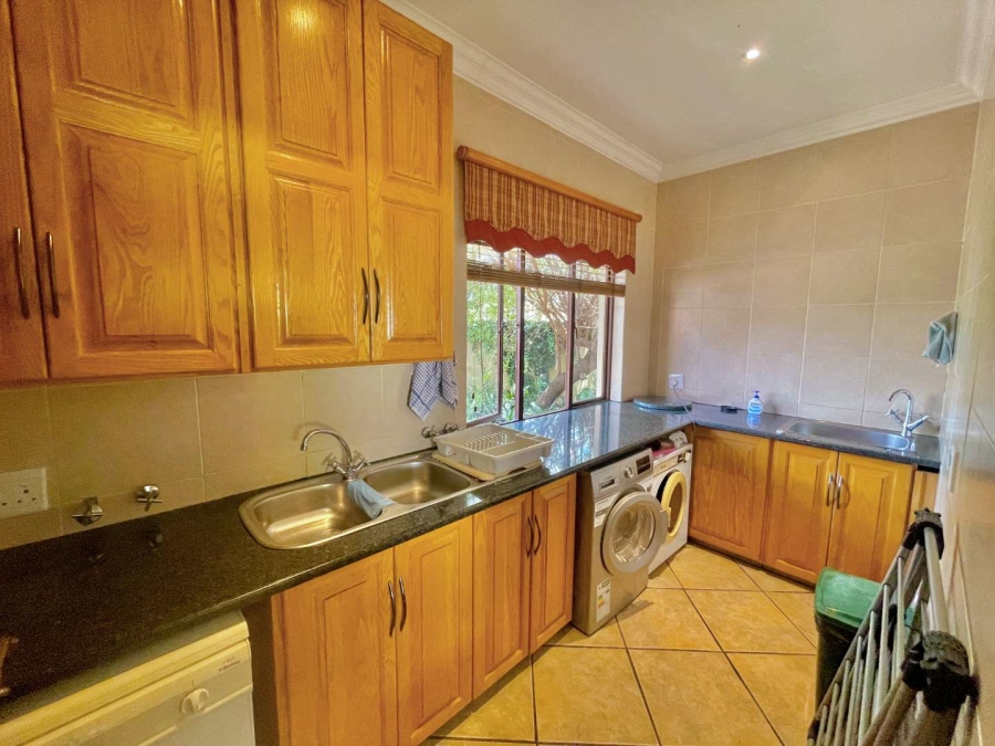 5 Bedroom Property for Sale in Woodhill Estate Gauteng