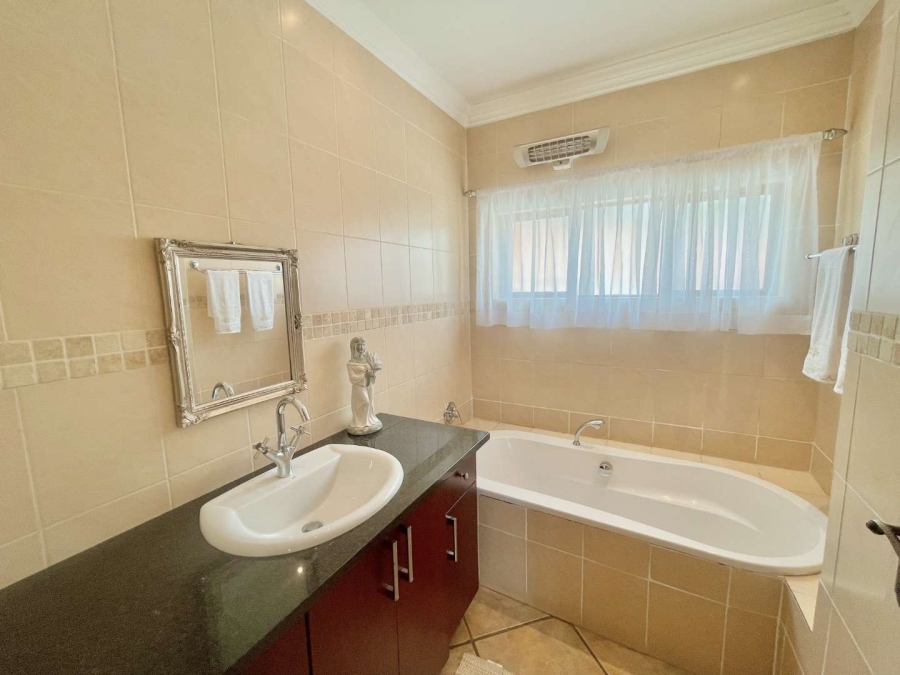 5 Bedroom Property for Sale in Woodhill Estate Gauteng