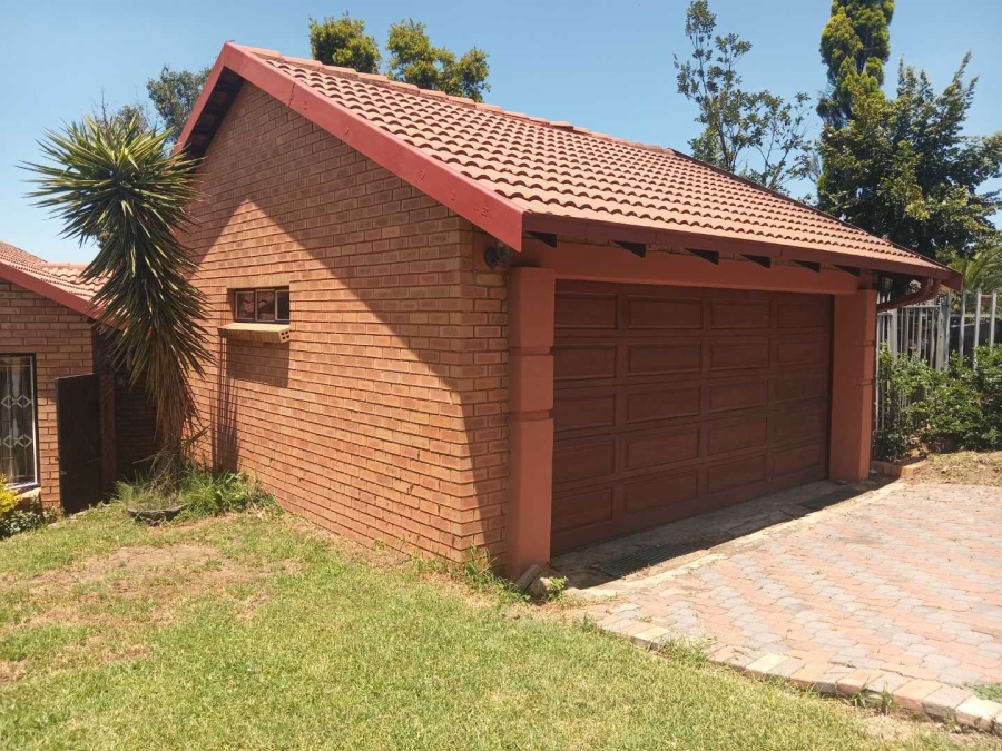 To Let 4 Bedroom Property for Rent in Country View Gauteng