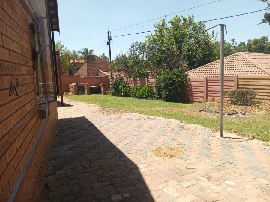 To Let 4 Bedroom Property for Rent in Country View Gauteng