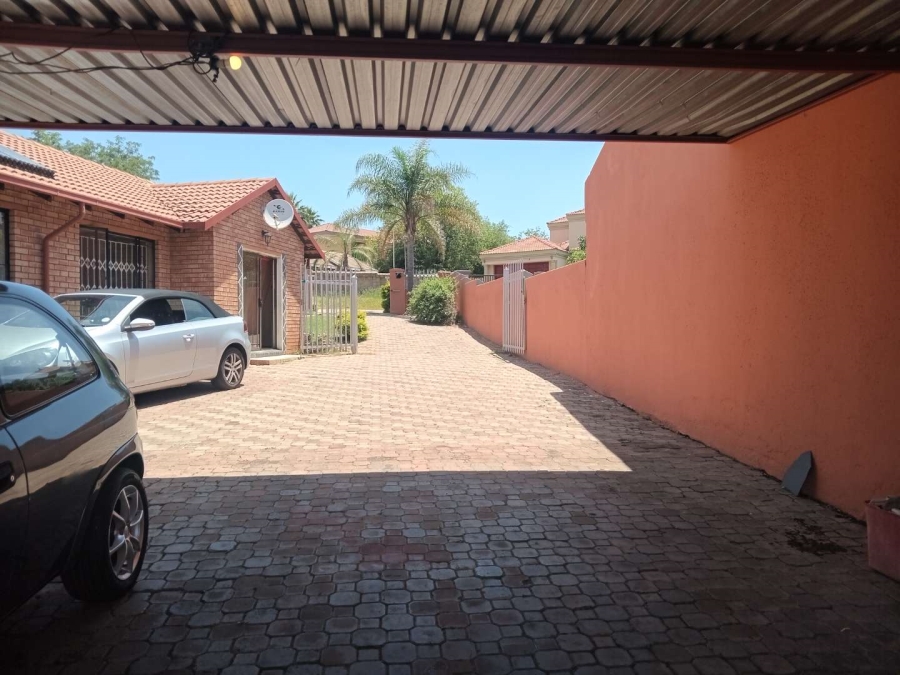 To Let 4 Bedroom Property for Rent in Country View Gauteng