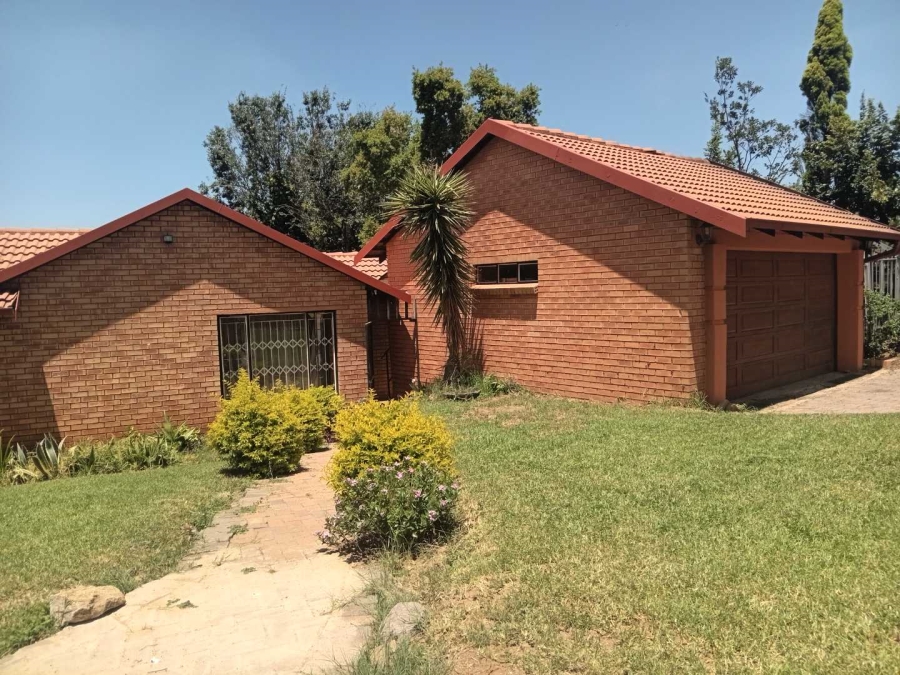 To Let 4 Bedroom Property for Rent in Country View Gauteng