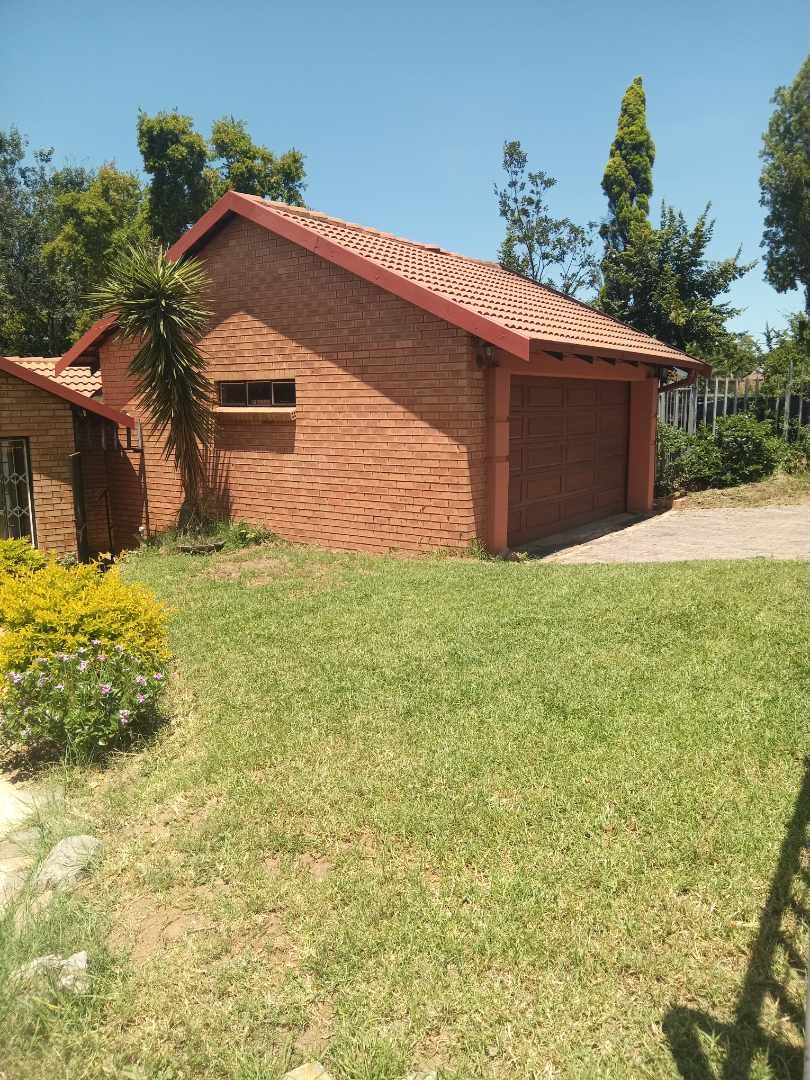 To Let 4 Bedroom Property for Rent in Country View Gauteng