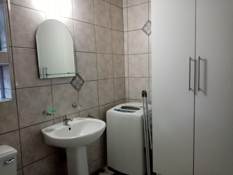 To Let 2 Bedroom Property for Rent in Fontainebleau Gauteng