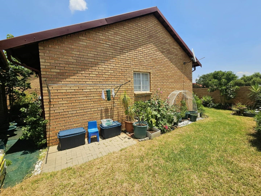 2 Bedroom Property for Sale in The Reeds Gauteng